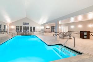 een zwembad met blauw water in een hotelkamer bij Residence Inn Southington in Southington