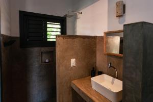 a bathroom with a sink and a window at Hotel & Restaurante VilaVeraTheresa in Fortim