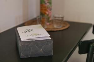 una caja sentada sobre una mesa negra en Hotel & Restaurante VilaVeraTheresa en Fortim
