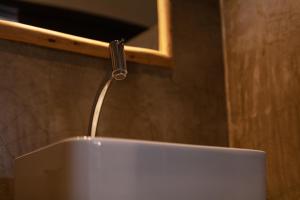 - un robinet au-dessus d'un lavabo dans la salle de bains dans l'établissement Hotel & Restaurante VilaVeraTheresa, à Fortim