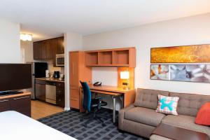 Χώρος καθιστικού στο TownePlace Suites Fort Wayne North