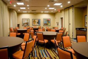 - une salle de conférence avec des tables et des chaises dans l'établissement Fairfield Inn & Suites by Marriott Fayetteville North, à Fayetteville