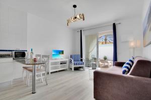 sala de estar con sofá y mesa en Neptuno Bungalows - Adults Only, en Corralejo