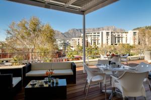 Cape Town的住宿－開普敦海濱防波堤山林小屋萬豪Protea酒店，一间享有城市美景的餐厅