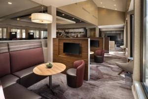 a lobby with a bar and a waiting room at Courtyard by Marriott Phoenix Mesa in Mesa