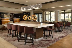 a bar in a restaurant with chairs and tables at Courtyard by Marriott Phoenix Mesa in Mesa