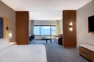 een hotelkamer met een bed en een bank bij Fairfield by Marriott Inn & Suites Minneapolis Downtown in Minneapolis