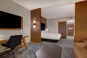 A bed or beds in a room at Fairfield by Marriott Inn & Suites Minneapolis Downtown