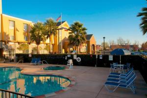 Bazén v ubytování Fairfield Inn and Suites by Marriott Napa American Canyon nebo v jeho okolí