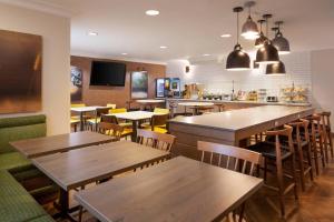 Reštaurácia alebo iné gastronomické zariadenie v ubytovaní Fairfield Inn and Suites by Marriott Napa American Canyon