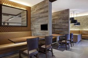 TV in/ali zabaviščno središče v nastanitvi Boulder Marriott