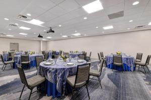 une salle de conférence avec des tables, des chaises et du linge de maison bleu dans l'établissement Boulder Marriott, à Boulder