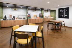 a restaurant with tables and chairs and a counter at Fairfield Inn & Suites by Marriott Oakhurst Yosemite in Oakhurst