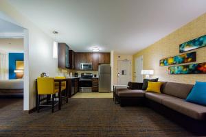 sala de estar con sofá y cocina en Residence Inn by Marriott Philadelphia Glen Mills/Concordville en Glen Mills