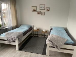 a bedroom with two twin beds and a window at FeWo mit Terasse Neuwied & Koblenz in Neuwied