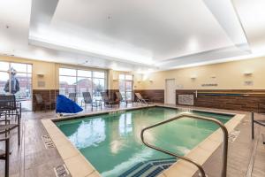 una gran piscina en una gran habitación con mesas y sillas en Fairfield Inn & Suites by Marriott Dallas DFW Airport North Coppell Grapevine, en Coppell