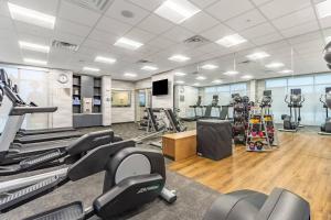 un gimnasio con cintas de correr y máquinas elípticas en Fairfield Inn & Suites by Marriott Dallas DFW Airport North Coppell Grapevine, en Coppell