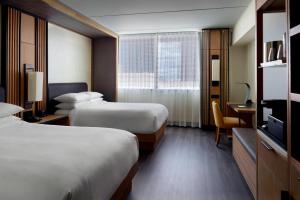Postel nebo postele na pokoji v ubytování Charlotte Marriott City Center