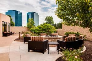 een patio met stoelen en een tafel en gebouwen bij Courtyard by Marriott Chicago Schaumburg/Woodfield Mall in Schaumburg