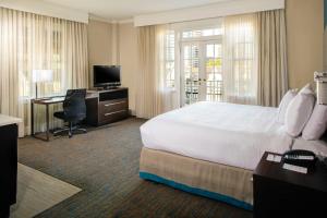 Habitación de hotel con cama, escritorio y TV. en Residence Inn by Marriott Atlanta Midtown/Georgia Tech, en Atlanta