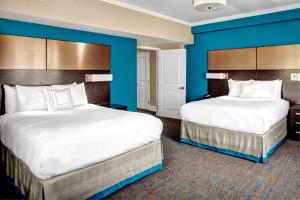 twee bedden in een hotelkamer met blauwe muren bij Residence Inn by Marriott Atlanta Midtown/Georgia Tech in Atlanta