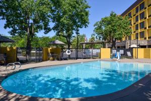 Bazén v ubytování Fairfield Inn and Suites by Marriott Bakersfield Central nebo v jeho okolí