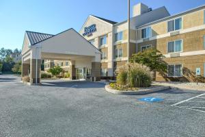 un aparcamiento de hotel frente a un edificio en Fairfield Inn Harrisburg Hershey, en Harrisburg