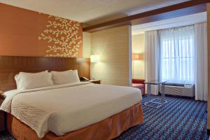 una camera d'albergo con un grande letto e una finestra di Fairfield Inn Harrisburg Hershey a Harrisburg
