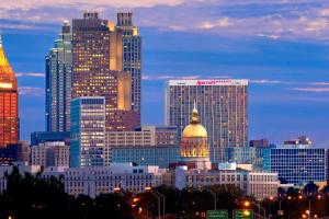 un perfil urbano con muchos edificios altos en Atlanta Marriott Marquis en Atlanta