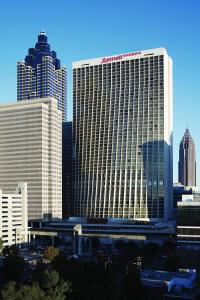 widok na duży budynek w mieście w obiekcie Atlanta Marriott Marquis w Atlancie