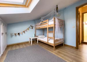 ein Schlafzimmer mit Etagenbetten im Dachgeschoss in der Unterkunft Villa de Melle – Seaview – beach 5 min by foot in Ferrol