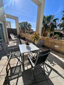 Balkon lub taras w obiekcie GATU Villa Atardecer en la playa de las Redes " Preferente mayores de 21 años y familias "