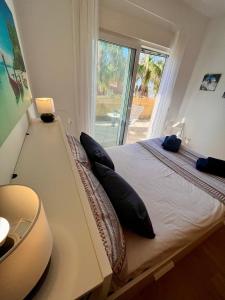Łóżko lub łóżka w pokoju w obiekcie GATU Villa Atardecer en la playa de las Redes " Preferente mayores de 21 años y familias "