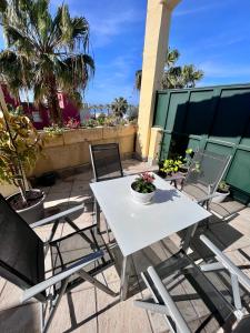 Balkon lub taras w obiekcie GATU Villa Atardecer en la playa de las Redes " Preferente mayores de 21 años y familias "