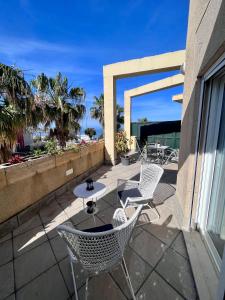 Balkon lub taras w obiekcie GATU Villa Atardecer en la playa de las Redes " Preferente mayores de 21 años y familias "
