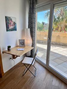Balkon lub taras w obiekcie GATU Villa Atardecer en la playa de las Redes " Preferente mayores de 21 años y familias "