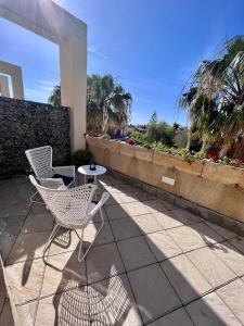 Balkon lub taras w obiekcie GATU Villa Atardecer en la playa de las Redes " Preferente mayores de 21 años y familias "
