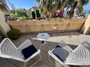 Balkon lub taras w obiekcie GATU Villa Atardecer en la playa de las Redes " Preferente mayores de 21 años y familias "
