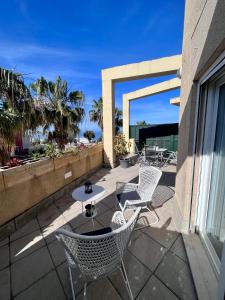 Balkon lub taras w obiekcie GATU Villa Atardecer en la playa de las Redes " Preferente mayores de 21 años y familias "