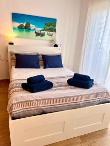 Łóżko lub łóżka w pokoju w obiekcie GATU Villa Atardecer en la playa de las Redes " Preferente mayores de 21 años y familias "