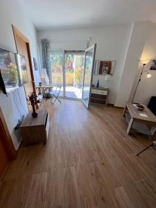 Telewizja i/lub zestaw kina domowego w obiekcie GATU Villa Atardecer en la playa de las Redes " Preferente mayores de 21 años y familias "