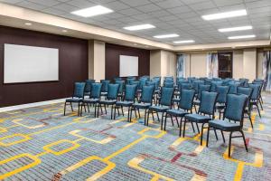 una sala de conferencias con sillas azules y una pizarra en Residence Inn Atlanta Midtown 17th Street en Atlanta