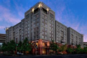 - un grand bâtiment blanc dans une rue de la ville dans l'établissement Residence Inn Portland Downtown/RiverPlace, à Portland