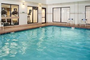 une grande piscine d'eau bleue dans l'établissement Courtyard by Marriott Cleveland Westlake, à Westlake