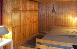 - une chambre avec un lit dans une pièce en bois dans l'établissement 2 Bedroom Nice Apartment In Chamonix - Les Houches, aux Houches