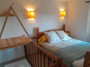 1 dormitorio con 1 cama y 2 luces en la pared en La Pigoussette en Valensole