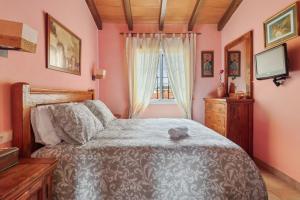 sypialnia z różowymi ścianami i łóżkiem z telewizorem w obiekcie Villa estilo mediterránea con Piscina, Jardín, Bbq y Jacuzzi - VILLA BEL AIR REAL w mieście Estepona +32 zdjęcia