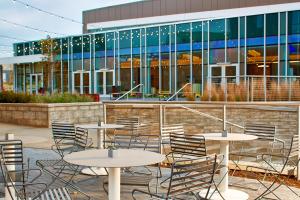 un patio avec des tables et des chaises en face d'un bâtiment dans l'établissement AC Hotel Columbus Dublin, à Dublin