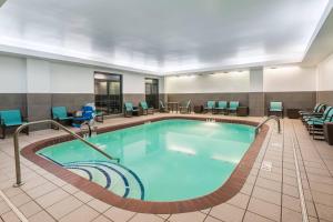 uma piscina num quarto de hotel com cadeiras e mesas em Residence Inn Chattanooga Downtown em Chattanooga