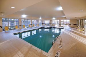 uma grande piscina no átrio do hotel em Fairfield Inn & Suites by Marriott Wausau em Weston